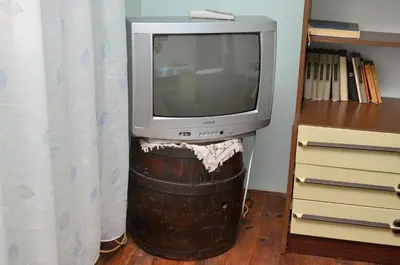 an old television sitting on top of a wooden drum at Kuca za odmor Radovanovic in Despotovac