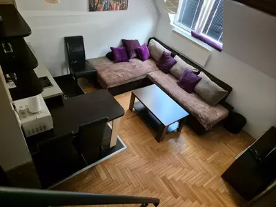 an overhead view of a living room with a couch and purple pillows at kraljevski apartman in Kopaonik