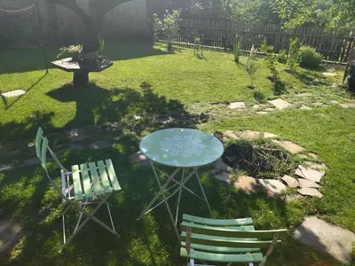 a table and two chairs in a yard at Konak Garavi sokak in Kuršumlija