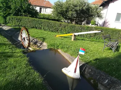 a small boat and a toy boat in the water at Apartman 