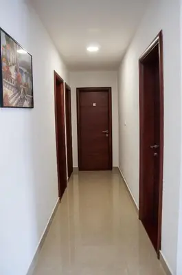 a hallway with two doors and a hallwayngth at Apartmani Banja SPA in Vrnjačka Banja