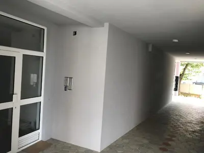 an empty room with a white wall and a door at La Apartamento in Jagodina