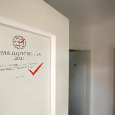 a sign on the door of a building with a red arrow at Apartments & Dream Rooms in Niš