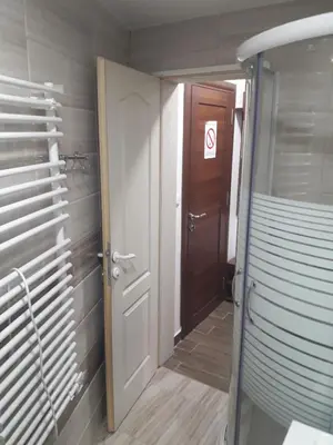 a room with a door and a hallway at Apartmani Nikola u vili Semeteš in Kopaonik