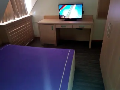 a room with a desk with a tv on a table at Apartment Superior Centar in Kopaonik