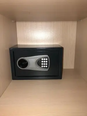 a microwave oven in the corner of a room at Apartman Konaci Maglic in Kopaonik