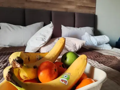 a bowl of fruit sitting on top of a bed at Ogi & Una Premijer 42 in Kopaonik