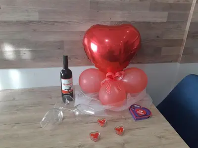 a bottle of wine and balloons and a red heart balloon at MISS Premier 19 Milmari in Kopaonik