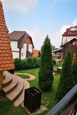a view of a yard with a house and trees at Apartman Jana do Kraljevih cardaka in Kopaonik