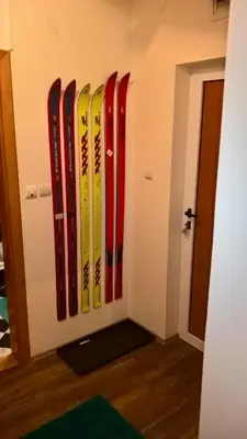 a row of skis hanging on a wall at Apartman-Vila Nikola, 064jedansedamdvatridevetnulatri in Kopaonik