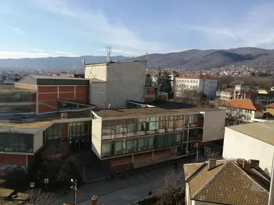 an overhead view of a city with buildings and mountains at Apartman DUNJA sa terasom in Vranje