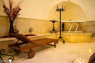 a room with a bench and a table and a mirror at Sokobanja Apartmani in Soko Banja
