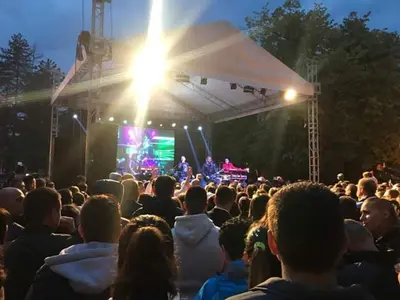 a crowd of people watching a band at a concert at Sokobanja Apartmani in Soko Banja