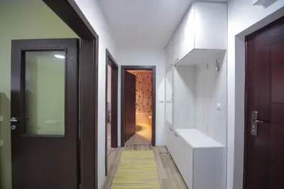 a hallway with a door leading to a bathroom at Apartman DIAMOND-LUX in Jagodina