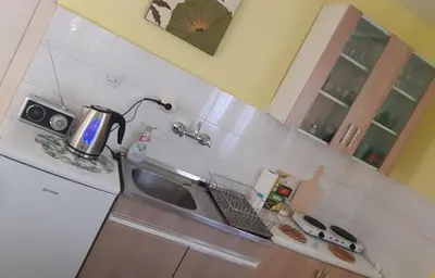 a kitchen counter with a sink and a mirror at Apartman Kućica za odmor , Drašković in Vrnjačka Banja