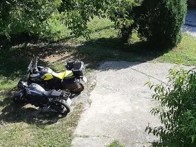 a motorcycle parked on the side of a driveway at Apartman Kućica za odmor , Drašković in Vrnjačka Banja