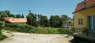a dirt road next to a building with a yard at Apartmani MIDUĆI in Vrnjačka Banja