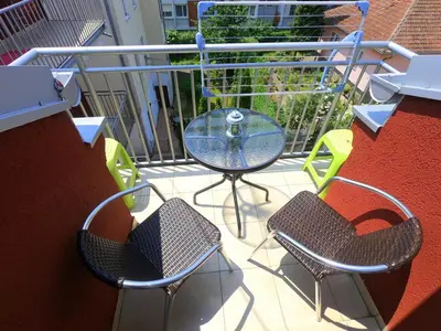 a balcony with a table and chairs on a balcony at Apartman ZENIT in Vrnjačka Banja