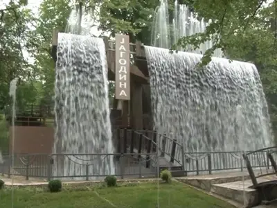 a water fountain in front of a building at Tanja apartman in Jagodina