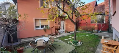 a small yard with a table and chairs in front of a house at Apartman Carpe Diem in Zaječar
