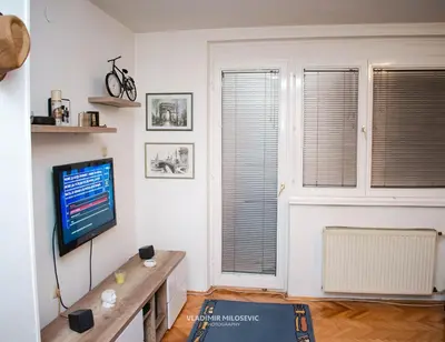a living room with a television on a desk at Dusko dugousko in Niš