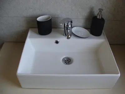 a white sink with two cups on top of it at Panorama Apartman - Milmari L47 in Kopaonik
