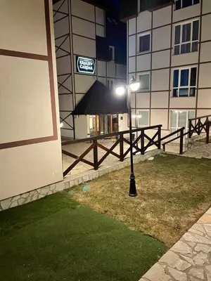 a street light in front of a building at night at Kopaonik apartmani u Kraljevim Čardacima , Čar 27 i 6-13 in Kopaonik