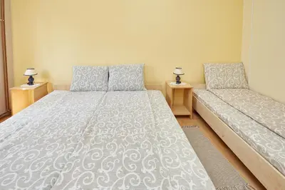 a bedroom with a bed and two lamps on two tables at Apartmani Stojadinović in Soko Banja