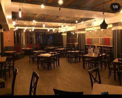 a restaurant with tables and chairs in a room at Apartman “EMI” in Kopaonik