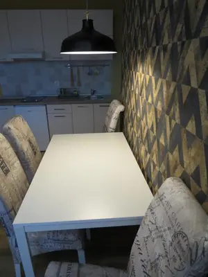 a white table and chairs in a kitchen at Apartman Žuta dunja - Sunčani breg in Kopaonik