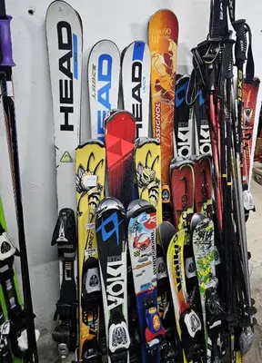 a group of snowboards and skis lined up against a wall at Milmari apartman SAN-28 in Kopaonik