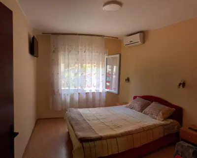 a bedroom with a bed and a window at Apartmani Smiljanic Sokobanja in Soko Banja