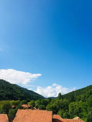 a clear blue sky over a mountain with trees at Domaćinstvo Trifunović in Pretrešnja
