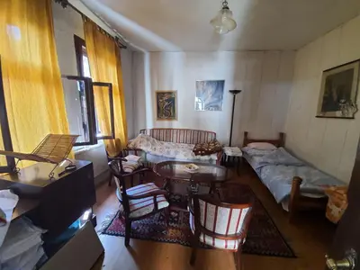 a living room with a bed and a table at Garičkina kuća in Pirot