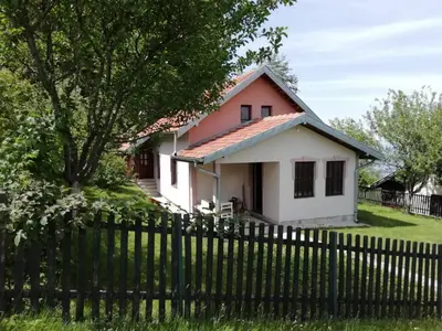 a white house with a fence in front of it at Kuća za odmor Virtus Goč in Vrnjačka Banja