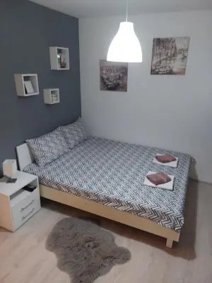 a small bed in a room with a lamp at Vrnjacki apartmani in Vrnjačka Banja