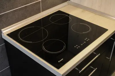 a black stove top oven with circles on it at Bianco nero appartamento in Niš