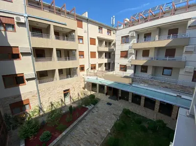 an external view of an apartment building with a courtyard at Apartman Bozur in Vrnjačka Banja