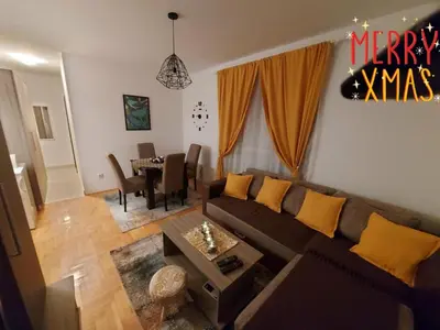 a living room with a couch and a table at Apartman Dream,Kraljevi Čardaci, sa besplatnim parkingom u garazi in Kopaonik