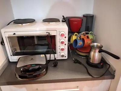 a kitchen counter with a microwave and a toaster oven at Apartman Dream,Kraljevi Čardaci, sa besplatnim parkingom u garazi in Kopaonik