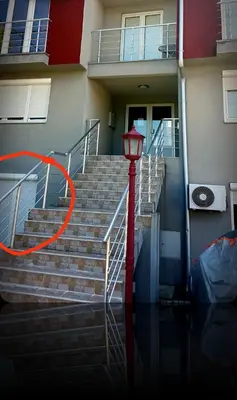 a red light in front of a building with stairs at Apartmani Sovica in Vrnjačka Banja