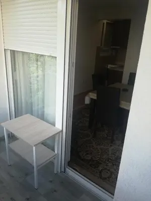 a room with a table and a window at STAN na DAN PEX FREE PARKING in Vranje