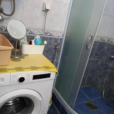a washing machine in a bathroom with a mirror at Apartman Domina in Kruševac