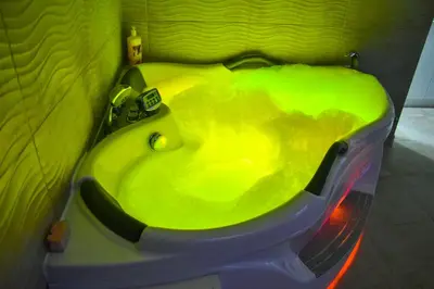 a neon green bath tub with a green sink at Apartmani Tajna in Paraćin