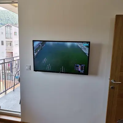 a flat screen tv hanging on a wall at Apartman Lea & parking u garaži in Soko Banja
