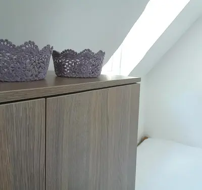 two baskets sitting on top of a wooden cabinet at Ema A2 Kraljevi Čardaci in Kopaonik