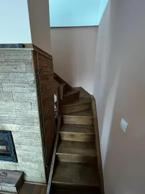 a staircase in a room with a wooden stair case at Ema A2 Kraljevi Čardaci in Kopaonik