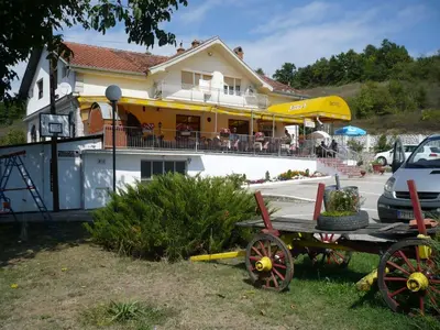 an old wagon in front of a restaurant at Motel Stara Vrba in Kuršumlija