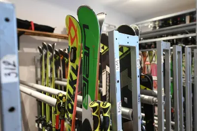 a bunch of snowboards are lined up on a rack at The Nest Apartman, Župa Wellness & Spa Kopaonik in Kopaonik