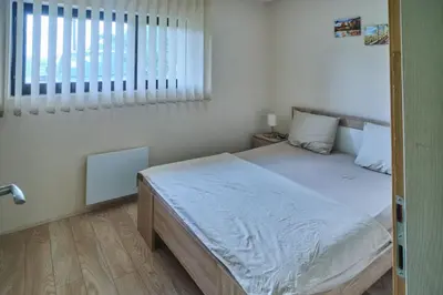 a bedroom with a bed and a window at Apartmani Tvins in Soko Banja
